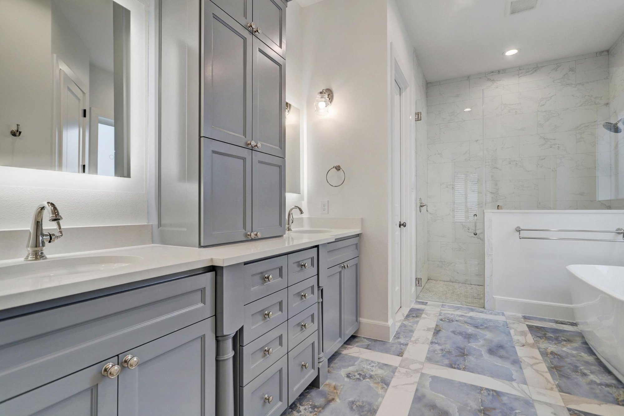 White Bathroom with Porcelain Inlay Blue and White Tile 